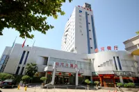 陝西銀河大飯店 頑皮熊無動力親子樂園附近的飯店