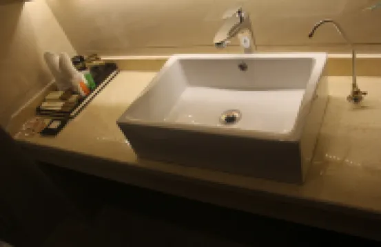 Xiping Runfeng Business Hotel