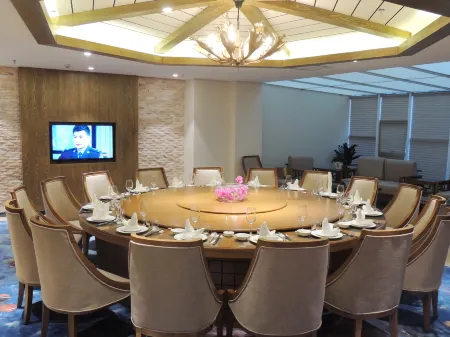 Huadong · Rongjin International Hotel Отели рядом с достопримечательностью «Changji University»