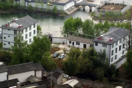 Eryuan Baijuyi Chinese Inn Отели рядом с достопримечательностью «Eryuan Library»