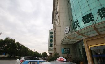 Shanghai Liantai Holiday Hotel (Gongfu Xincun Metro Station)