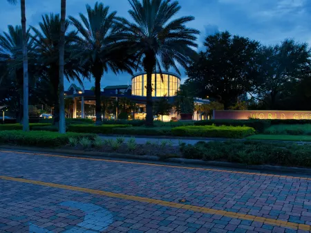 Holiday Inn Resort Orlando Suites - Waterpark Отели рядом с достопримечательностью «Walt Disney: One Man's Dream»