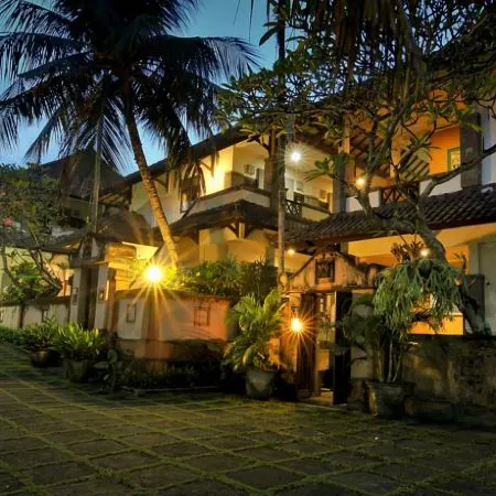Dewi Sinta Hotel and Restaurant Отели рядом с достопримечательностью «Пляж Кедунгу»