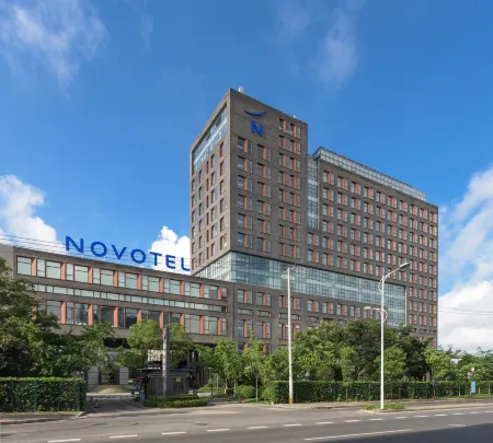 Novotel Shanghai Clover Отели рядом с достопримечательностью «Шанхайский Диснейленд»