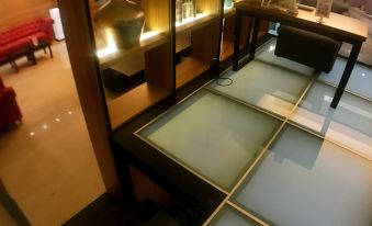 101 Amici Hotel Six Star Hostel