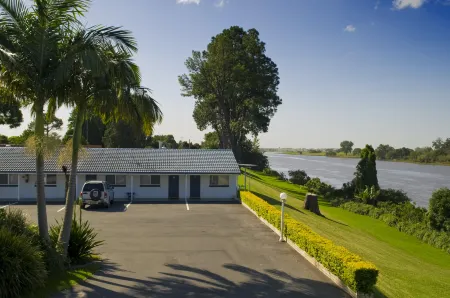 Colonial Court Motor Inn Отели рядом с достопримечательностью «КРЕСЕНТ ХЕД»