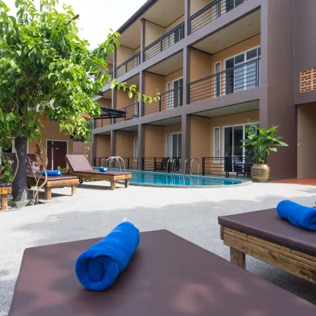 Khaolak Suthawan Resort Отели рядом с достопримечательностью «Коралловый мыс»