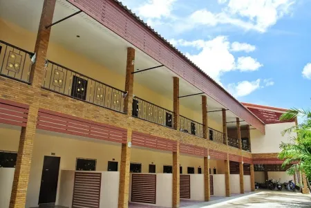 Room Place Отели рядом с достопримечательностью «Krom Luang Chumphon Khet Udomsak Royal Palace»