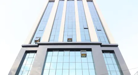 Granda Central Apartment Отели рядом с достопримечательностью «University of Engineering and Technology»