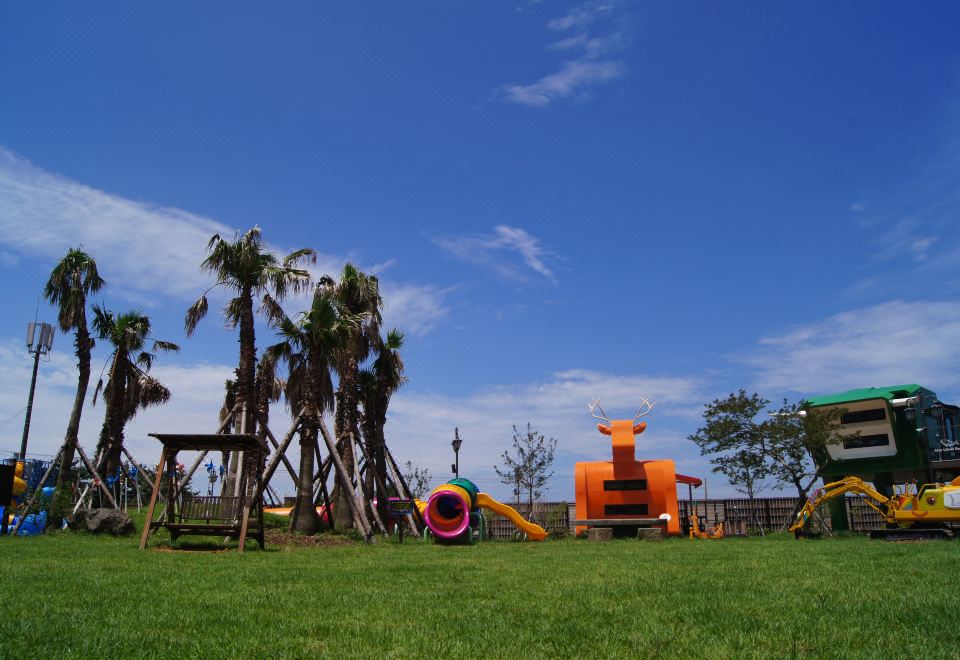 제주 흰수염고래 리조트의 워터슬라이드와 수영장 이미지