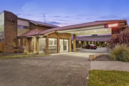 Elm Tree Motel Отели рядом с достопримечательностью «Logans Beach»