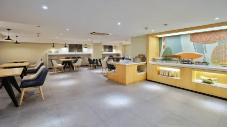 HanTing Hotel (Wuhan Guanggu Square) Отели рядом с достопримечательностью «Wuhan University of Engineering, College of Posts, Telecommunications and Information Engineering (Academy of Posts and Sciences Branch)»