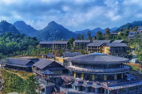 Guanglv. Bama Lake Narada Resort Hotel