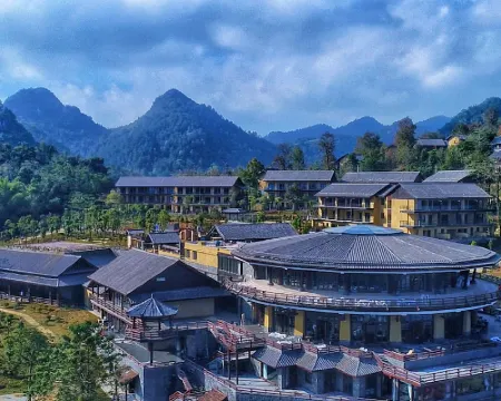 Guanglv. Bama Lake Narada Resort Hotel Hotels in Bama