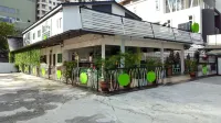 Apple 1 Hotel Gurney Hotels near Arulmigu Balathandayuthapani Temple ABT