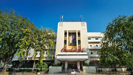 Royal Rattanakosin Hotel - Near Grand Palace & Khaosan Road Отели рядом со станцией Бангбамру