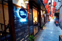 鳳凰棲遲一家人江景民宿 鳳凰國家級風景名勝區附近的飯店
