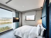 Waterfront Hotel Hotels near Rainbow Riverside Park