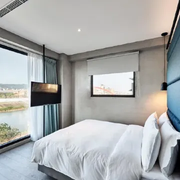 Waterfront Hotel