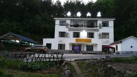 Luotian Yunhai Mountain Villa Отели рядом с достопримечательностью «Qingtaiguan Sceneic Area»