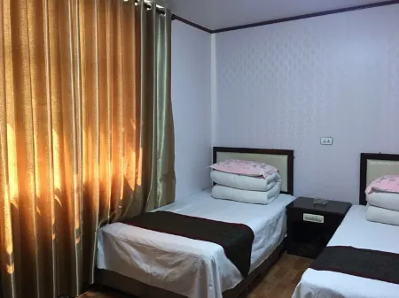 Huayang Guesthouse Отели в г. Юншоу