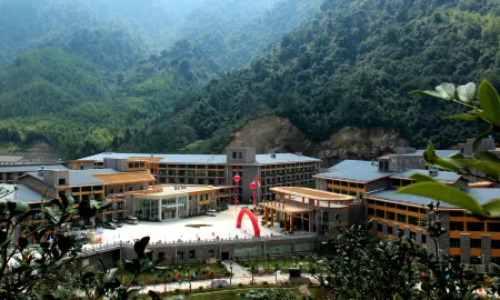 Wolong International Hotel Отели рядом с достопримечательностью «Oriental Goddess»