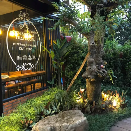 Chiang Mai Thai House,Thapae Отели рядом с достопримечательностью «Чанг Клан»