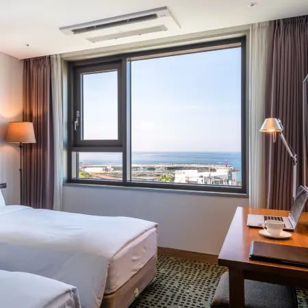 Grabel Hotel Jeju Отели рядом с достопримечательностью «Храм Пэкчеса»