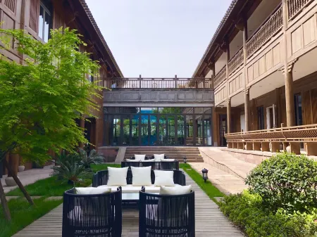 Blossom House Ningbo Отели рядом с достопримечательностью «Dongqian Lake Xiaoputuo»