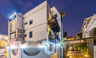 Yacuo Bieyuan Hostel