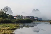 Pu zhe hei he mu Xiao Zhu min su - con vista montagne