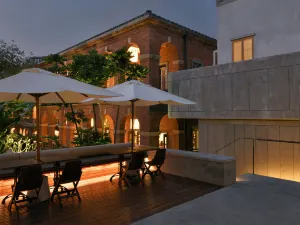 LEE MANOR HOTEL
