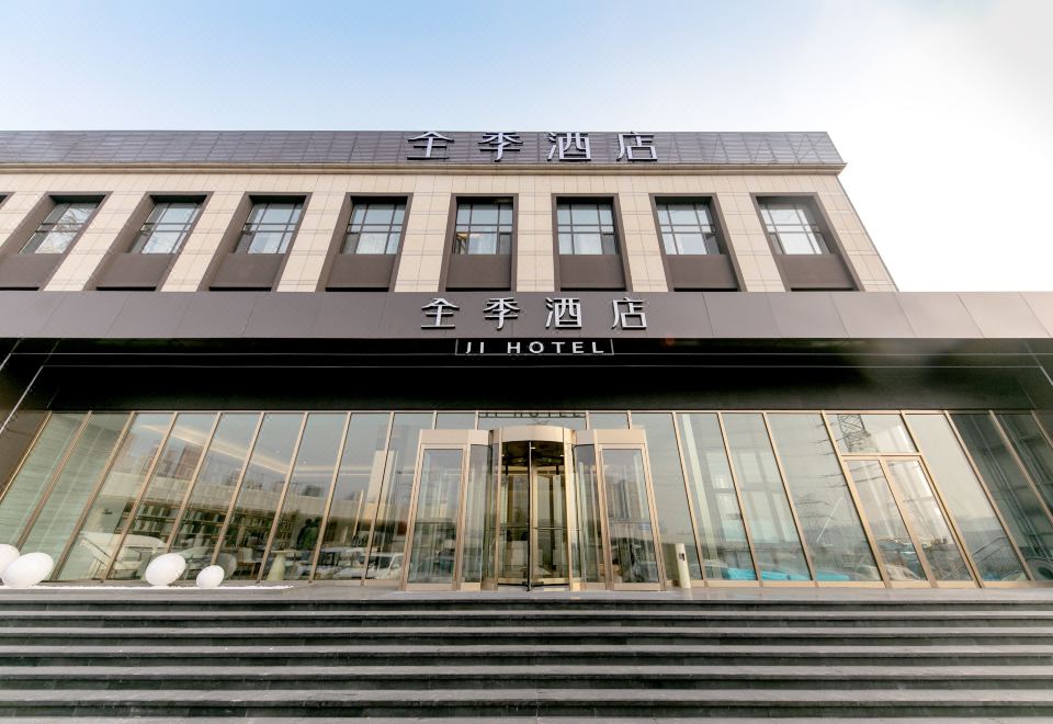 Ji 호텔의 깔끔하게 정리된 객실 내부 이미지