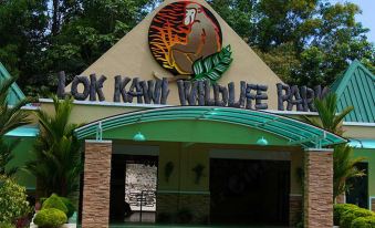 "a building with a sign that reads "" kok kawo wildlife park "" prominently displayed on the front of the building" at The Gem Hotel Beaufort