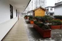 月光印象飯店（洪雅財富中心生態廣場新廣場店） 義大利卡百利藝術塗料·軟裝附近的飯店