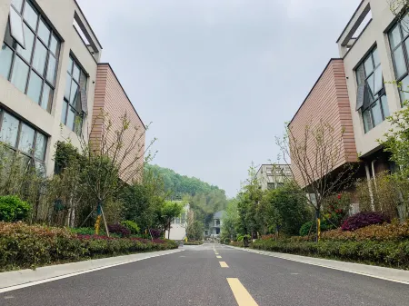 Dabie Mountain Shanxugu Host Spring Resort Hotel Отели рядом с достопримечательностью «Dabie Mountains Scenic Valley»