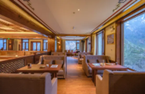 Shangri-La Snow Mountain Hotel On the Cliff