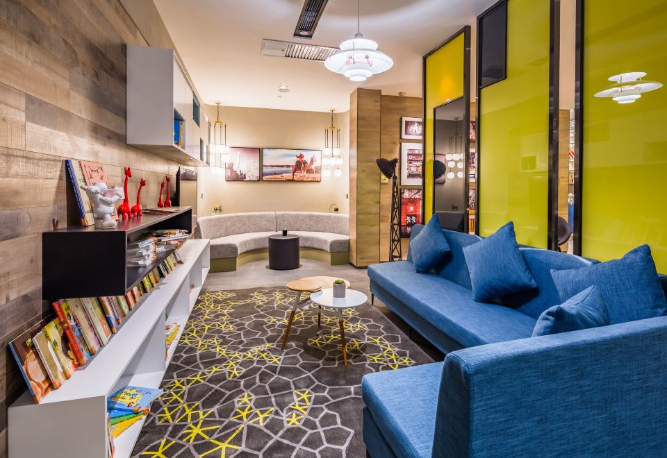 [아투어 호텔의 깔끔하고 현대적인 객실 인테리어]