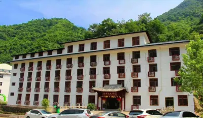 Jinsixia Guobin Grand Hotel (Ludumen) Hotels near Fuxing Nunnery