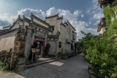 Huirui Hongcun Huizhou style famous homestay Отели рядом с достопримечательностью «Yujianxiuli Water Town»