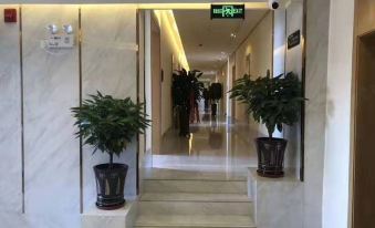 Wuchuan Yitingzicheng Business Hotel