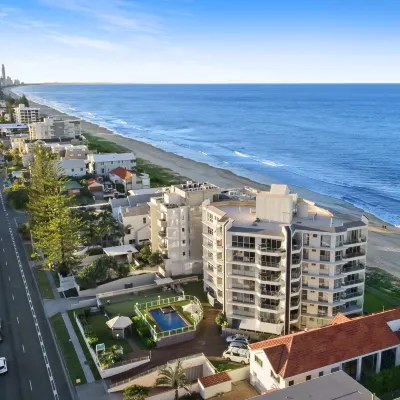 Foreshore Beachfront Apartments Hotels in de buurt van Putt Putt Mermaid Beach