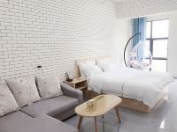 长沙艾纳斯公寓 - 北欧INS网格风大床房