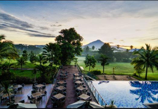 노보텔 수영장 전경