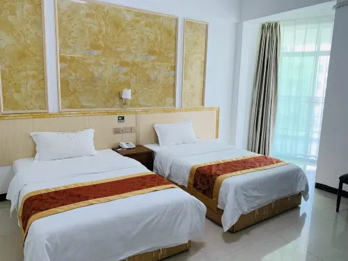 Xiaobai Hotel (Yiheng Night Market High Speed Rail Station)
