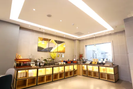 Homeinn Selected Hotel (Tongliao Wanda Plaza) Отели рядом с достопримечательностью «Journal Editorial Office of Inner Mongolia University for the Nationalities»