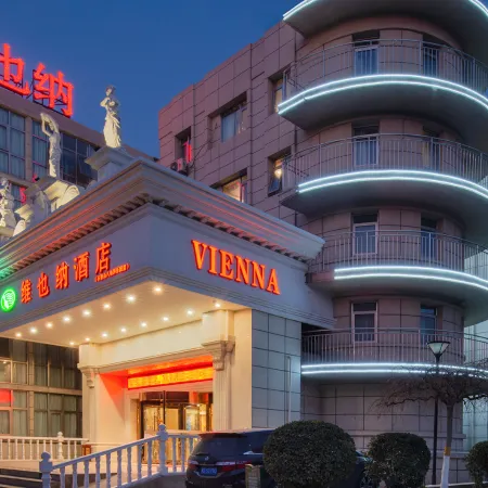 Vienna Hotel (Beijing Shijingshan Wanda Bajiao Amusement Park Metro Station Branch)