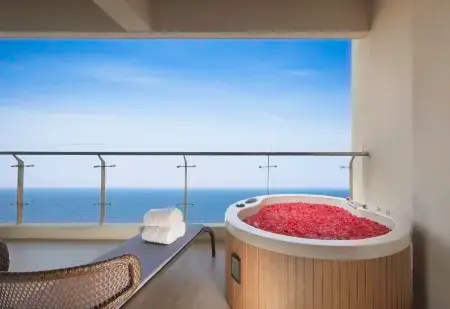 Aloha Oceanfront Suite Resort