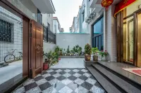 Dongshan Yanlaige Homestay - غرفة مطلة على الجبل