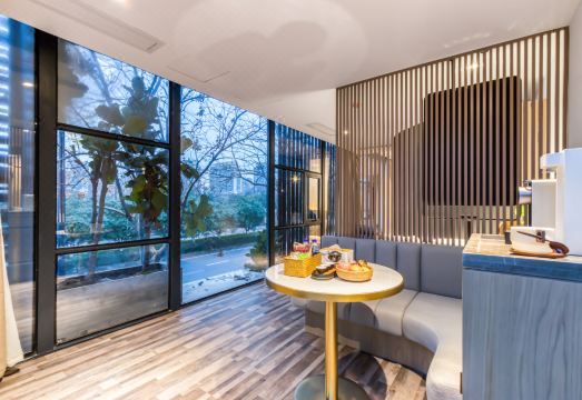 From the Canal Yard의 아름다운 운하 마당 모습